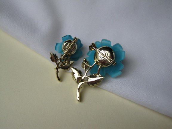 Broche goudkleurig en blauwe kunststof bloem 4.5x2.7 en3.3x2.0 cm - Afbeelding 3
