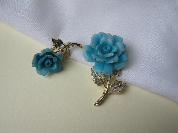 Broche goudkleurig en blauwe kunststof bloem 4.5x2.7 en3.3x2.0 cm - Afbeelding 4