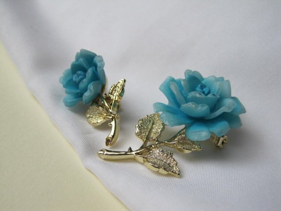 Broche goudkleurig en blauwe kunststof bloem 4.5x2.7 en3.3x2.0 cm - Afbeelding 5