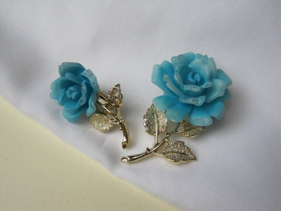 Broche goudkleurig en blauwe kunststof bloem 4.5x2.7 en3.3x2.0 cm - Afbeelding 6