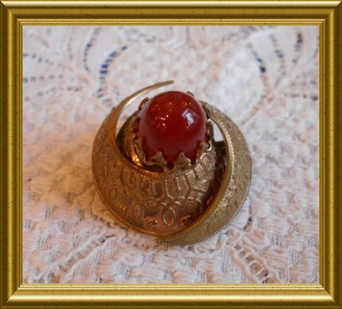 Mooie oude kleine broche met rode steen // vintage little brooch with red stone - 1