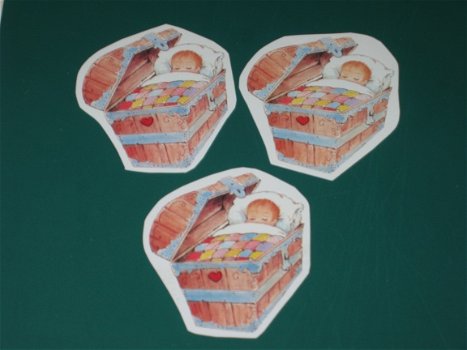 3D plaatjes --- BABY LIGT te SLAPEN in een SCHATKIST - 1