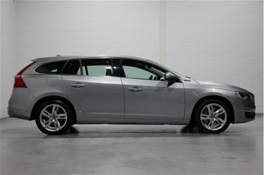 Volvo V60 - 2.4 D6 AWD Plug-In Hybrid Summum 215pk Achteruitrijcamera, PDC Achter, Cruise - 1