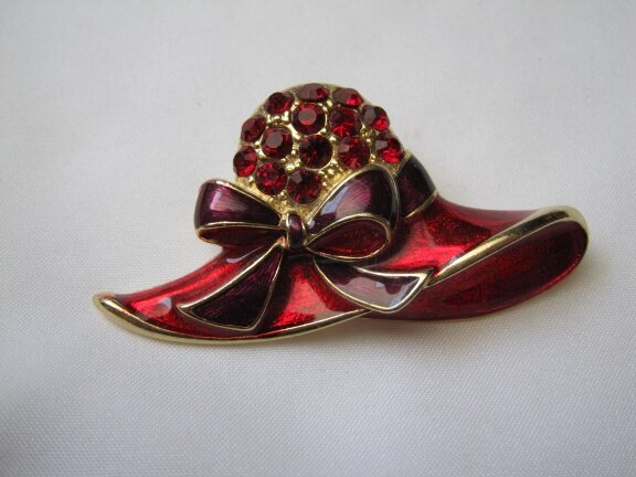 Broche goudkleurig vergulde rood emaille hoed, strik en rode kristal stenen 6.1x3.0 cm - nr. 1