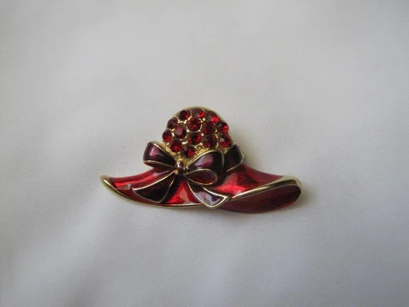 Broche goudkleurig vergulde rood emaille hoed, strik en rode kristal stenen 6.1x3.0 cm - Afbeelding 2