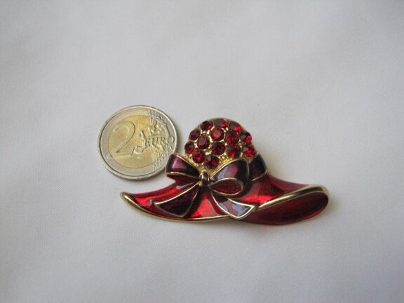 Broche goudkleurig vergulde rood emaille hoed, strik en rode kristal stenen 6.1x3.0 cm - Afbeelding 3