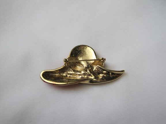 Broche goudkleurig vergulde rood emaille hoed, strik en rode kristal stenen 6.1x3.0 cm - Afbeelding 4