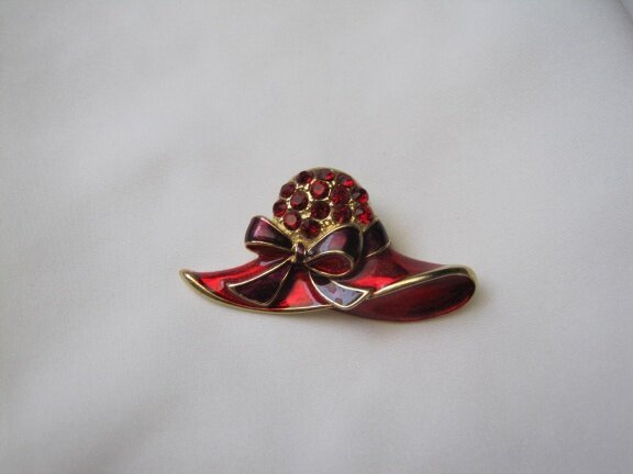 Broche goudkleurig vergulde rood emaille hoed, strik en rode kristal stenen 6.1x3.0 cm - Afbeelding 5
