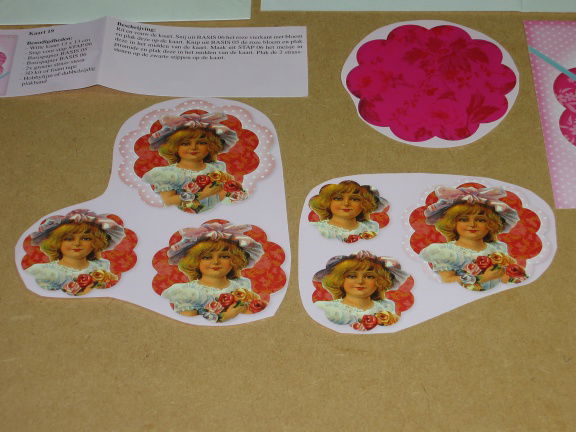 Vintage nr. 19 --- PIRAMIDE SET voor WENSKAART --- MEISJE met ROZEN - Afbeelding 2
