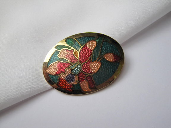 Broche goudkleurig cloisonne emaille met orchidee bloem afbeelding 4.1x3.0 cm. - nr. 1