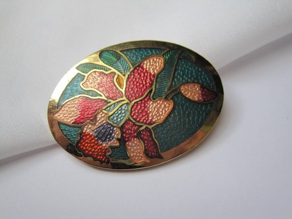 Broche goudkleurig cloisonne emaille met orchidee bloem afbeelding 4.1x3.0 cm. - Afbeelding 4