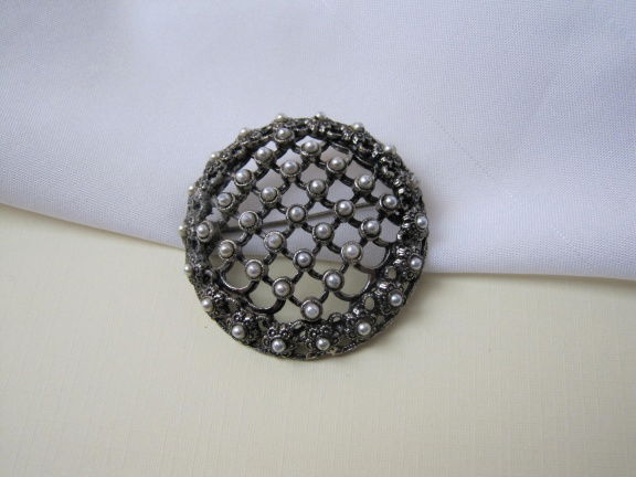 Broche antiek zilverkleurig vol zaadparel kraaltjes 3.9x3.9 cm - nr. 1