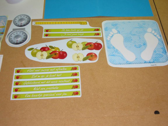 Kaart nr. 8 --- 3D SET voor WENSKAART --- WEEGSCHAAL met APPELS --- Diverse teksten - Afbeelding 2