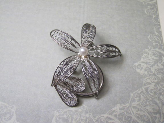 Broche zilverkleurig metalen filigrain bloemmodel met parelkraaltje 3.7x3.4 cm - nr. 1