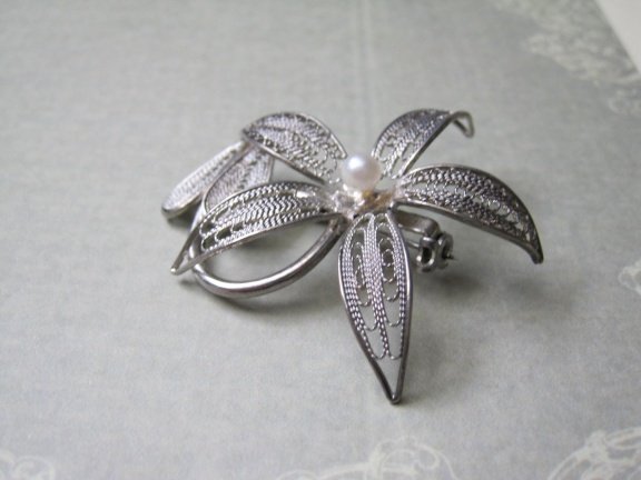 Broche zilverkleurig metalen filigrain bloemmodel met parelkraaltje 3.7x3.4 cm - Afbeelding 2
