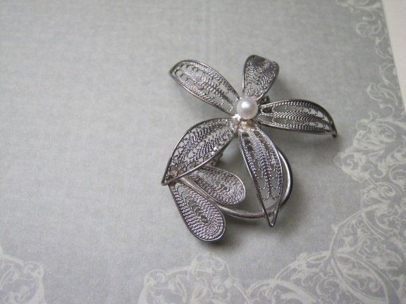 Broche zilverkleurig metalen filigrain bloemmodel met parelkraaltje 3.7x3.4 cm - Afbeelding 3