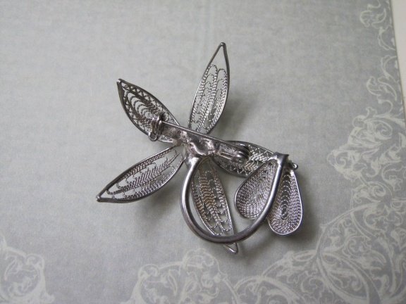 Broche zilverkleurig metalen filigrain bloemmodel met parelkraaltje 3.7x3.4 cm - Afbeelding 4