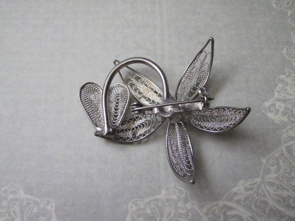 Broche zilverkleurig metalen filigrain bloemmodel met parelkraaltje 3.7x3.4 cm - Afbeelding 6