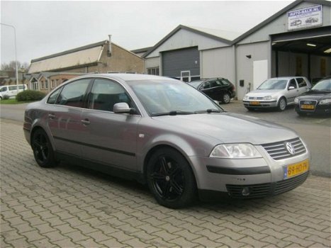 Volkswagen Passat - 2.3 V5 Comfortline - 1