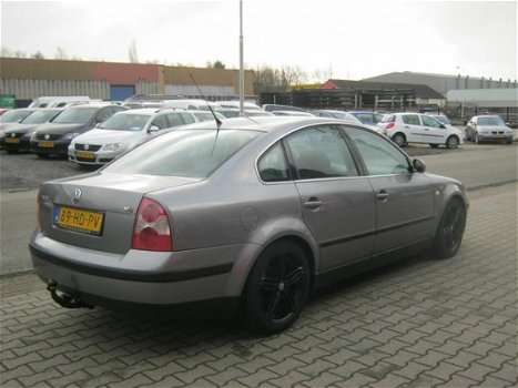 Volkswagen Passat - 2.3 V5 Comfortline - 1