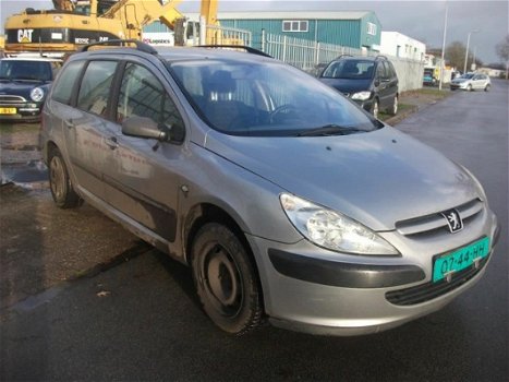 Peugeot 307 Break - 2.0 HDi XS niet zo nette auto heeft her en der een plekje en barstje in het raam - 1