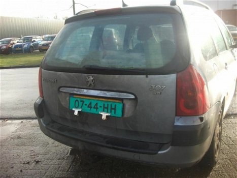 Peugeot 307 Break - 2.0 HDi XS niet zo nette auto heeft her en der een plekje en barstje in het raam - 1