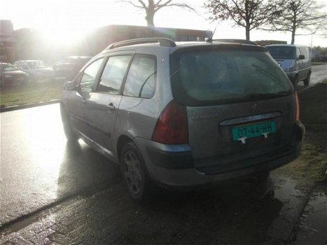 Peugeot 307 Break - 2.0 HDi XS niet zo nette auto heeft her en der een plekje en barstje in het raam - 1