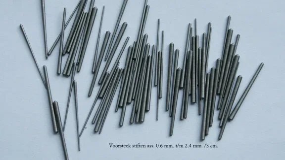 100 voorsteekstiften / conische pennen. nr. 0602 = 0.80x1.20-14mm. € 7,50 - 1