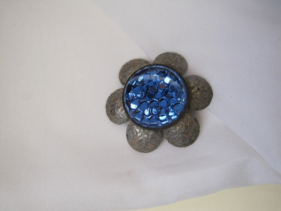 Broche koperkleurig bloem model met blauwe glas cabochon 3.9x3.9 cm. - nr. 1