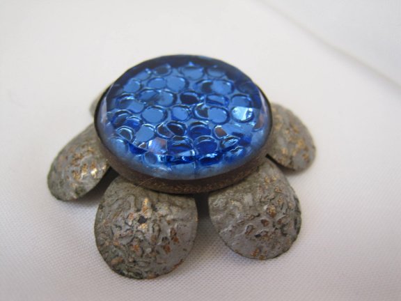 Broche koperkleurig bloem model met blauwe glas cabochon 3.9x3.9 cm. - Afbeelding 3
