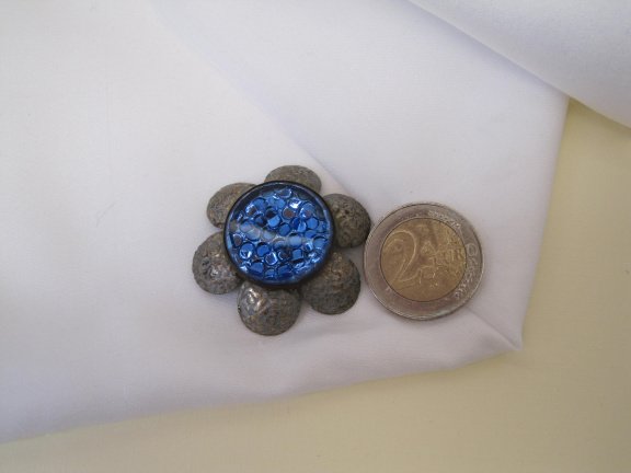 Broche koperkleurig bloem model met blauwe glas cabochon 3.9x3.9 cm. - Afbeelding 6
