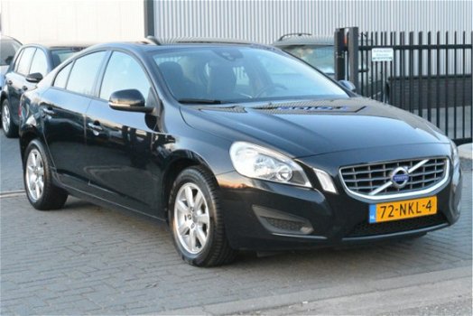 Volvo S60 - 2.0 164PK 5-CIL D3 Intro Edition NW Model, Trekhaak, Navi, Clima, Cruise, Led, PDC, LMV - 1