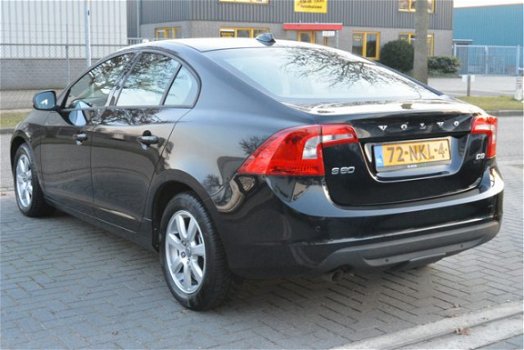 Volvo S60 - 2.0 164PK 5-CIL D3 Intro Edition NW Model, Trekhaak, Navi, Clima, Cruise, Led, PDC, LMV - 1