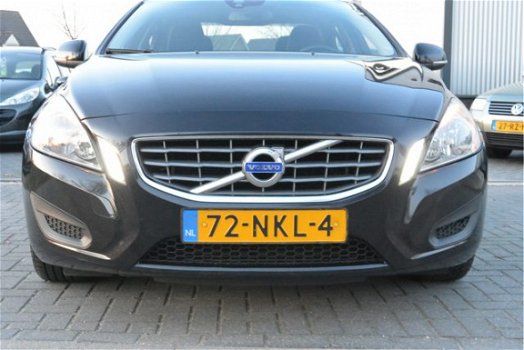 Volvo S60 - 2.0 164PK 5-CIL D3 Intro Edition NW Model, Trekhaak, Navi, Clima, Cruise, Led, PDC, LMV - 1