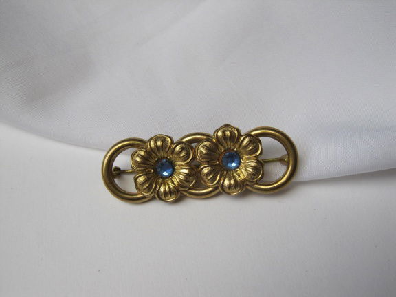 Broche goudkleurig twee bloemen met blauwe rijnsteentjes 5.1x1.8 cm - nr. 1