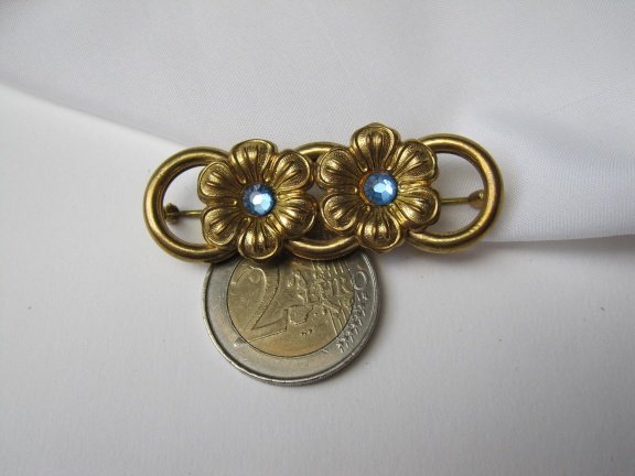 Broche goudkleurig twee bloemen met blauwe rijnsteentjes 5.1x1.8 cm - Afbeelding 2