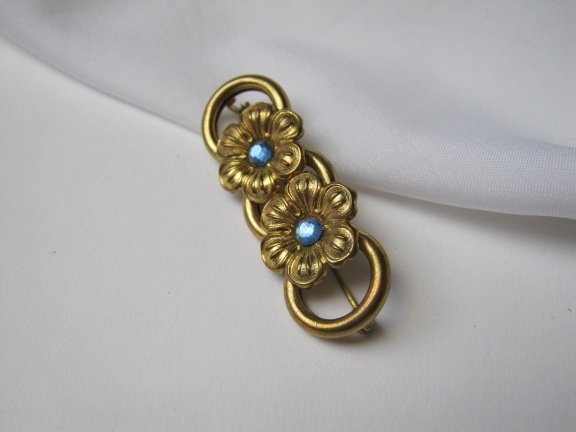Broche goudkleurig twee bloemen met blauwe rijnsteentjes 5.1x1.8 cm - Afbeelding 4