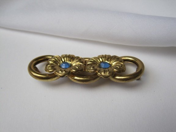 Broche goudkleurig twee bloemen met blauwe rijnsteentjes 5.1x1.8 cm - Afbeelding 6