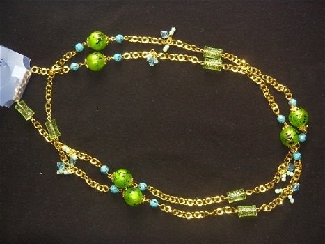 Goudkleurige ketting met groene en blauwe kralen - 1