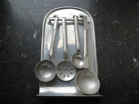 Antiek aluminium lepelrek voor in een grotere poppenhuis keuken...jaren 40 - 1
