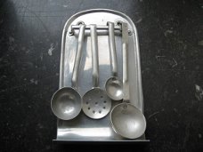 Antiek aluminium lepelrek voor in een grotere poppenhuis keuken...jaren 40