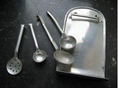Antiek aluminium lepelrek voor in een grotere poppenhuis keuken...jaren 40 - 2