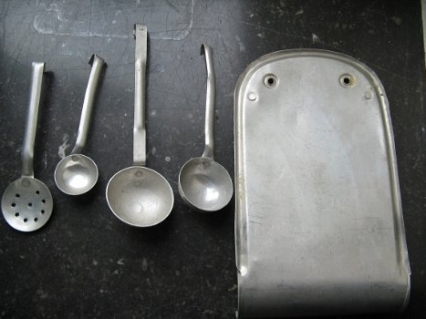 Antiek aluminium lepelrek voor in een grotere poppenhuis keuken...jaren 40 - 3