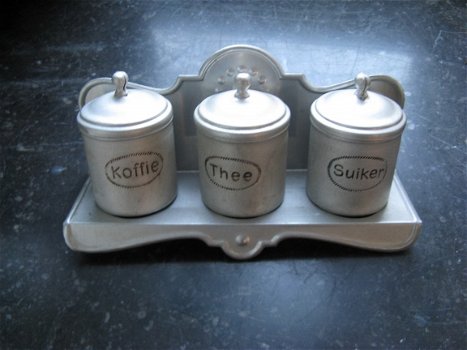 Antiek aluminium rekje: thee, koffie suiker voor in een grotere poppenhuis keuken...jaren 40 - 1