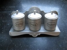 Antiek aluminium rekje: thee, koffie suiker voor in een grotere poppenhuis keuken...jaren 40