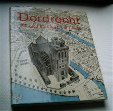 Dordrecht stad in de ruimte(ISBN 902970408x).