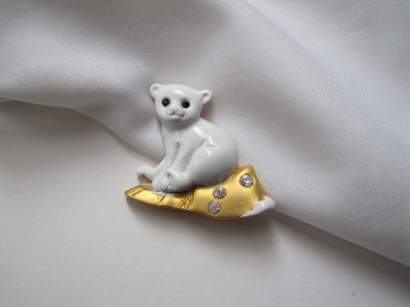 Broche Danecraft goudkleurig en wit emaille ijsbeertje 3.1x3.4 cm - nr. 1