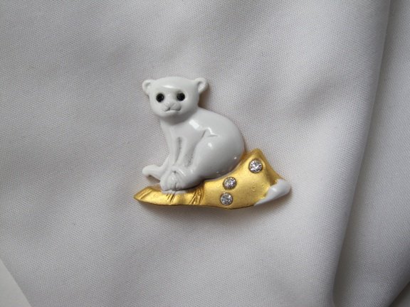 Broche Danecraft goudkleurig en wit emaille ijsbeertje 3.1x3.4 cm - Afbeelding 2