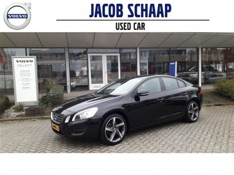 Volvo S60 - T4 180 pk Automaat / Navigatie / Bluetooth / Trekhaak / 18