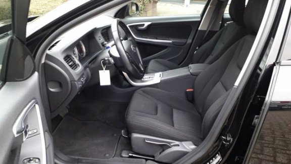 Volvo S60 - T4 180 pk Automaat / Navigatie / Bluetooth / Trekhaak / 18